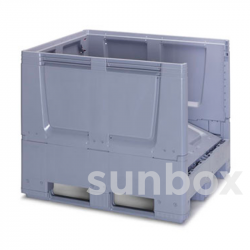 Holding box pallet and 900L american cloased with 3 deckboards.